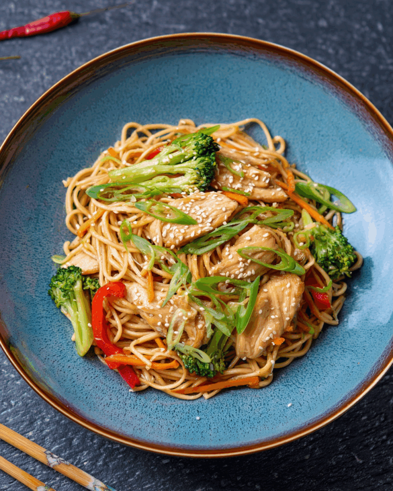 Chinesische gebratene Nudeln mit Hähnchen – Ein Klassiker der asiatischen Küche