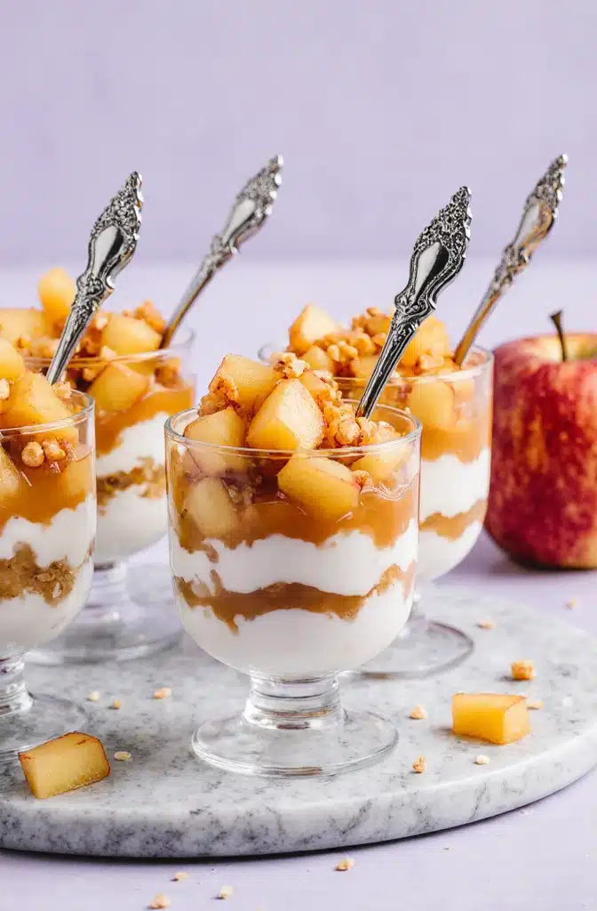 Bratapfel-Dessert im Glas: Ein cremiger Genuss