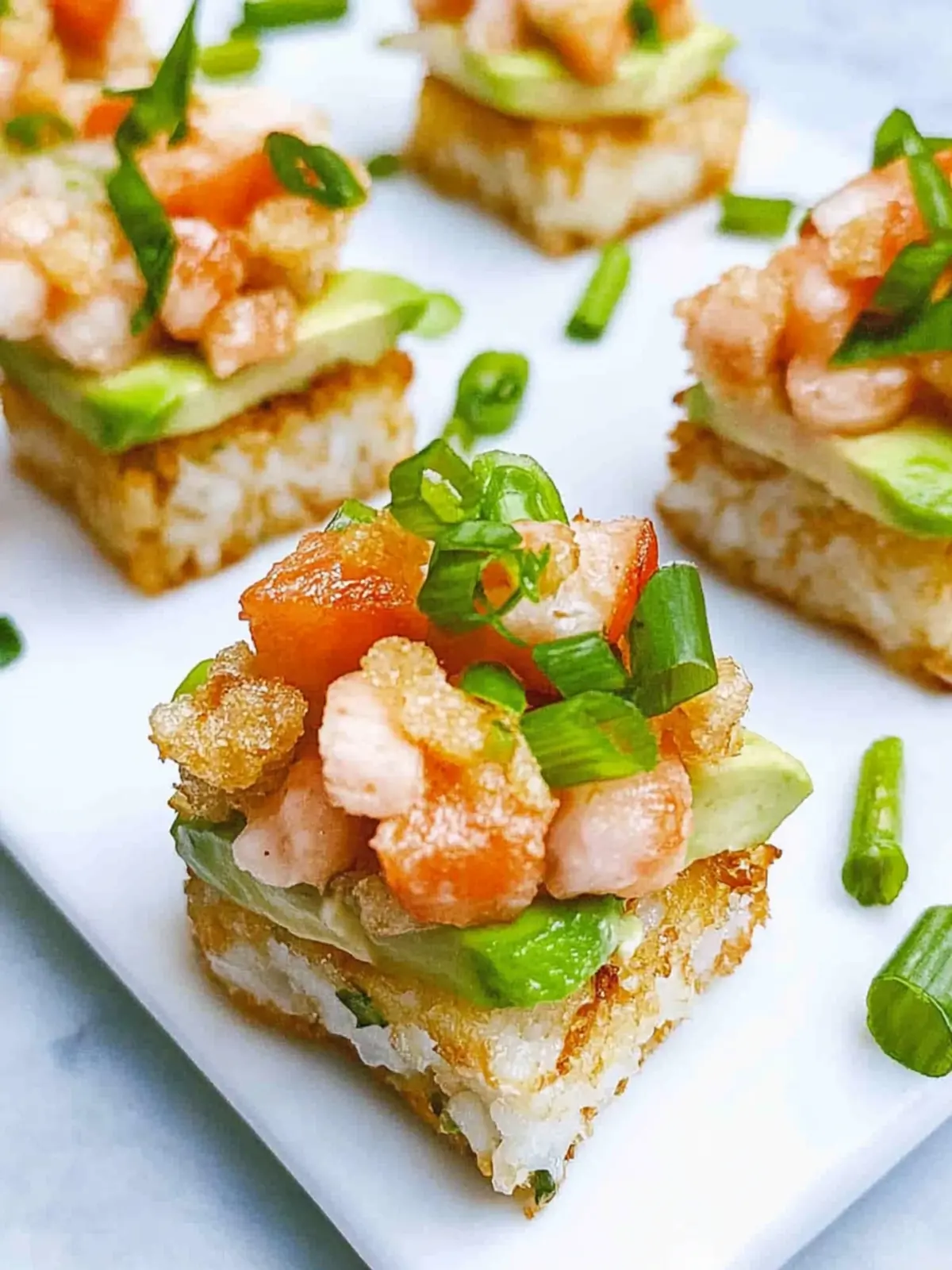 Knuspriger Reis mit scharfem Garnelen Salat genießen 2 Knuspriger Reis mit scharfem Garnelen Salat