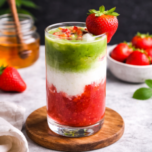 Eisige Erdbeer-Matcha-Latte: Frisch, fruity und vegan lecker 2 Eisige Erdbeer-Matcha-Latte: Frisch, fruity und vegan lecker