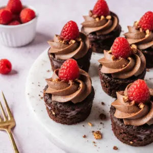 Brownie Mini-Törtchen mit Schokocreme und Himbeeren für Genussmomente 2 Brownie Mini-Törtchen mit Schokocreme und Himbeeren für Genussmomente