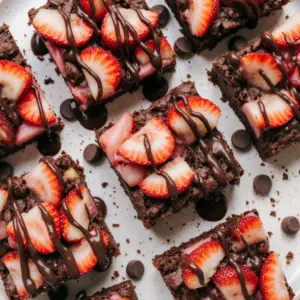 Schokoladenüberzogene Erdbeer-Brownies für Naschkatzen 2 Schokoladenüberzogene Erdbeer-Brownies für Naschkatzen