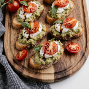 Avocado Burrata Bruschetta für den perfekten Start 2 Avocado Burrata Bruschetta für den perfekten Start