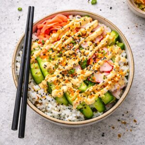 Einfache California-Roll-Sushi-Schalen: Frisch und Köstlich 2 Einfache California-Roll-Sushi-Schalen: Frisch und Köstlich